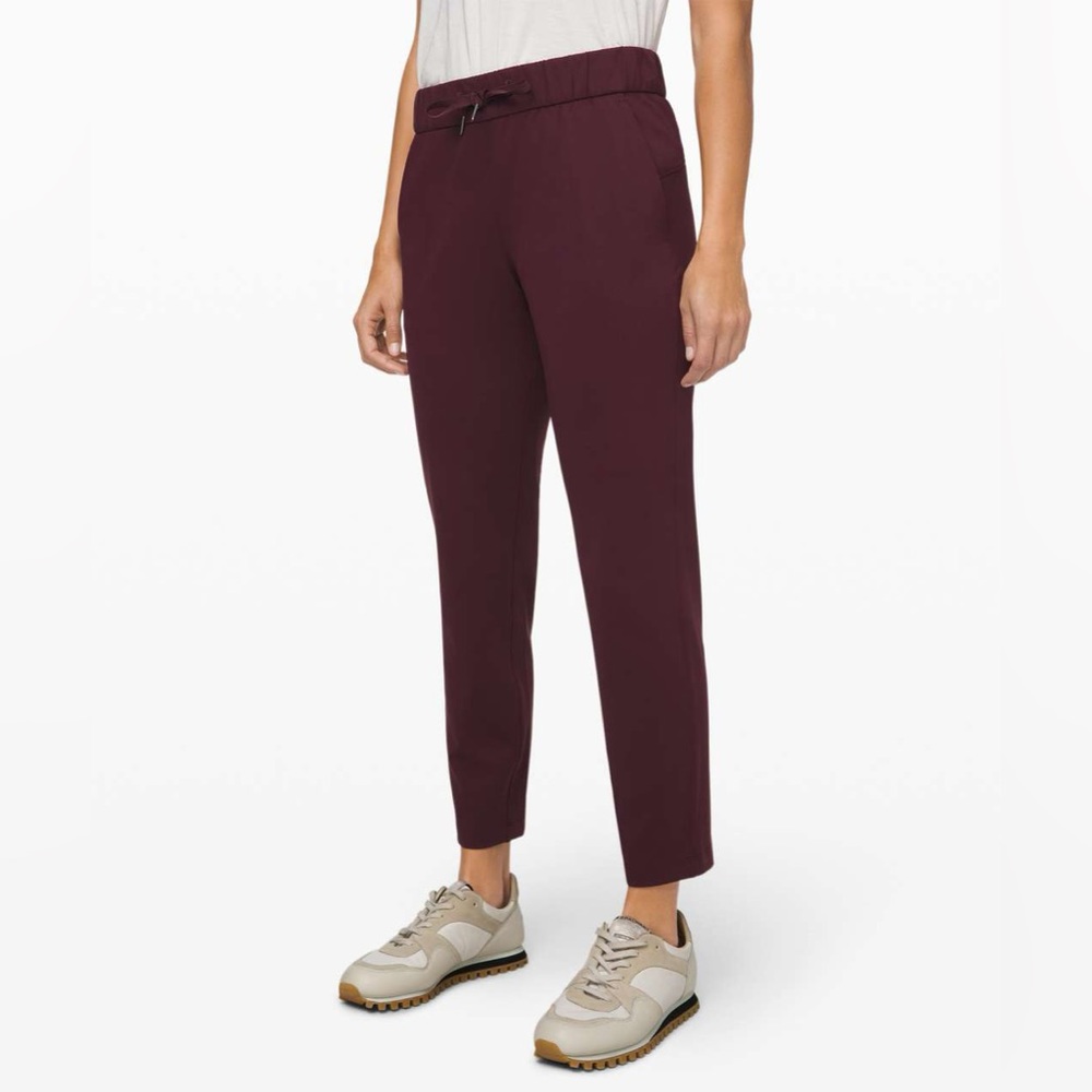 Lululemon On The Fly 7/8 Pant in Cassis Maroon size 4